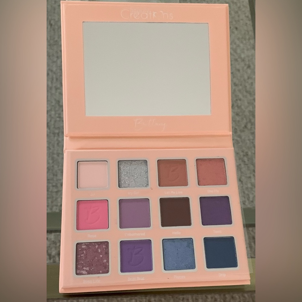 MURILLO Twins
Beauty Creations Collection
12 Color Eyeshadow Palette